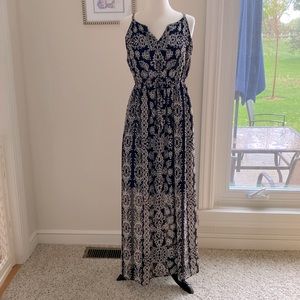 • Liz Lange Maxi Maternity Dress •
